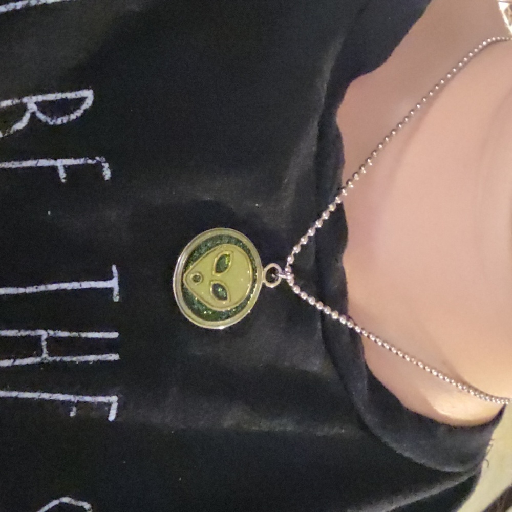 Glow In The Dark Alien head pendant Pendant Necklace - Picture 9 of 9